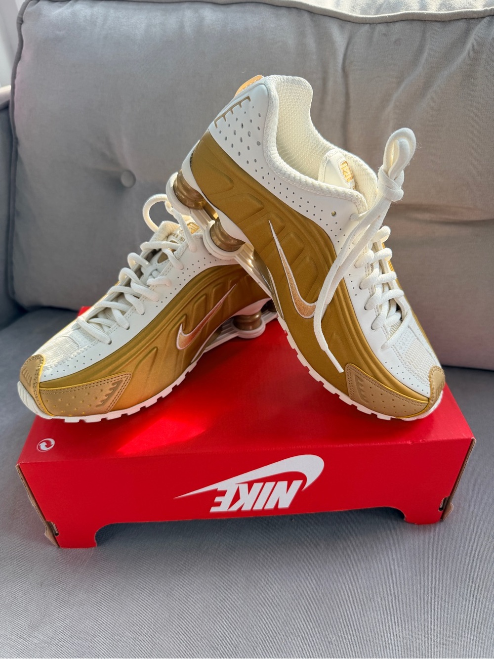 Nike Shox R4 (Soft Pearl / Metallic Gold) NEW